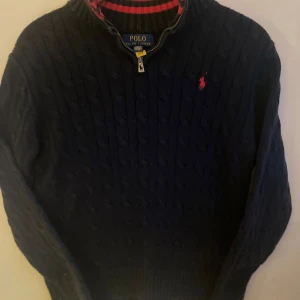 Ralph lauren knit half zip - En jätte snygg marin blå Ralph Lauren  Knit half zip som passar perfekt till hösten 🍂 skicket av tröjan är 10-10 för är inprensip helt ny kontakta mig vi frågor 😊