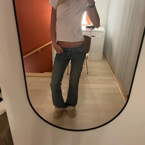 Lågmidjade bootcut jeans Weekday Nova  - Jeans från Weekday i modellen Nova i färgen Trove Blue, storlek 26/34  Passar mig som är 176cm perfekt!  Nyskick