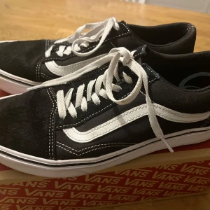 Vans Comfycush Old Skool (classic) Black/true White - Unisex Stl 40,5. (26cm) 399kr Bra skick. Se bilder.  Orginalkartong finns kvar.