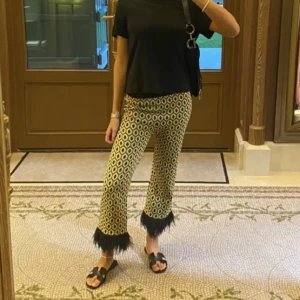 Gula byxor - Säljer dessa super coola gula mönstrade byxor med fjädrar längst ner! Oanvänt skick❤️