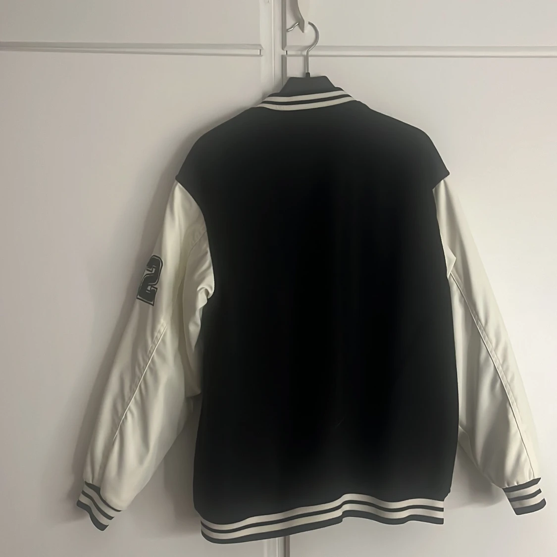 Svart och vit bomberjacka med PlayOffs-tryck - 90