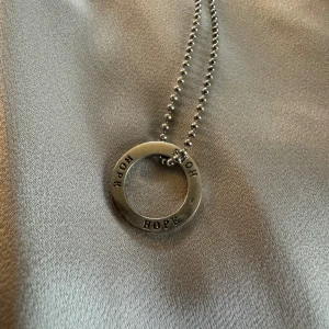 Hope äkta silverhalsband  - Ärtlänk i äkta 925 silver med hänge Hope stansad på en äkta platt silverring