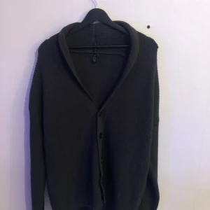 Grå kofta stl M/L - Varm och mysig grå kofta från new look i storlek M men sitter mer som L! Skönt material och perfekt till vintern! Bra skick och inga skavanker! Hör av er vid frågor eller funderingar!