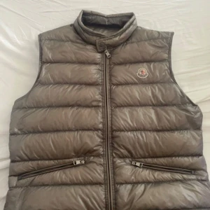 Moncler Gui väst - Säljer min Moncler väst,  finns inga hål   Använd sparsamt.  Storlek 4 - motsvarar M/L