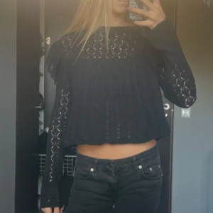 svart blus - jätte söt blus aktig tröja från zara.