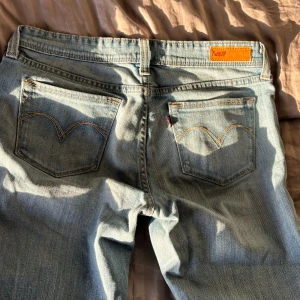 Vintage Levis jeans - Levis jeans som passar storlek S! De har snöre i midjan så man kan justera och är även uppsydda💕 jättefina på!