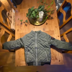 Jacka - 400kr för en du kan få tre för 1000kr 