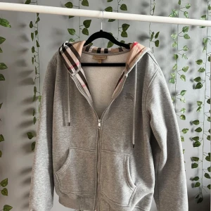 Burberry Kofta - I bra skick, du får med snören och tröjan. Säljer då den inte passar mig. Den är XL även passar L