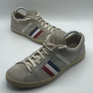 Moncler skor - Tja! Säljer dessa feta moncler skor i en beige färg! 🙌 Riktigt sköna, jag har använt de i ca 2 månader! En liten slitning vid sulan av skon därav det låga priset!✌️ Tveka inte att höra av dig vid minsta funderingar!🙏🤙