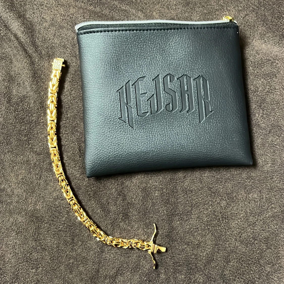 Guldplaterad armband med 12 små diamanter på