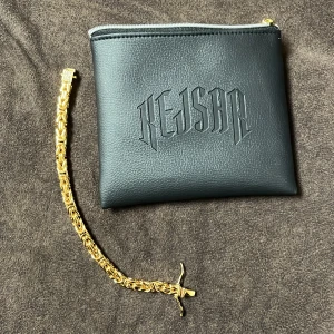 Guldplaterad armband med 12 små diamanter på - Den är 21cm Guldplaterad armband med 12 små diamanter på 