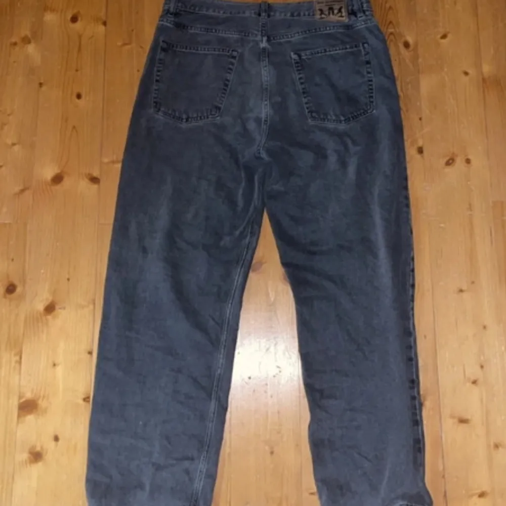 Tja, säljer nu mina sweet sktbs jeans i storlek S pågrund av att de inte kommer till användning längre. De har en loose fit. De är väl använda men i mycket bra skick. Jeans & Byxor.