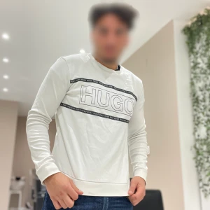 Hugo boss tröja vit - Tröjan är i ganska bra skick 7/10, har används några gånger.
