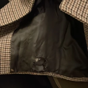 Arket kappa - Säljer min superfina arket kappa! Som tyvärr inte kommer till användning längre. Den har inga tydliga tecken på användning men däremot finns det ett hål i ena fickan men som snabbt går att sy ihop. Skriv privat för frågor❤️ nypris 1900kr!