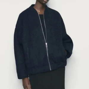 Zara jacka  - Säljer denna eftertraktade bomberjacka från zara, den är i bra skick! Lånad bild men skriv för egna💓🩷