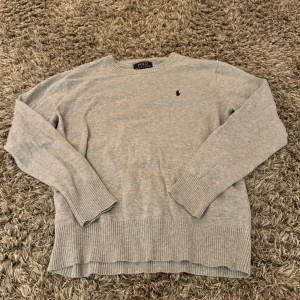 Hej jag ska sälja min Ralph lauren tröja mina föräldrar köpte den till mig när jag var liten och så glömde jag av den. Nu har jag växt ut den och så ska den säljas. - Storlek är large junior. Knappast använd men den har ett litet hål som knappast märks