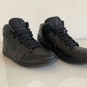 Air Jordan 1 - triple black EU40 - Air Jordan 1 Mid top Triple black