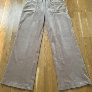 Beige juicy couture byxor - Fina beige juicy couture byxor i bra skick. Storlek 8/9 år. 