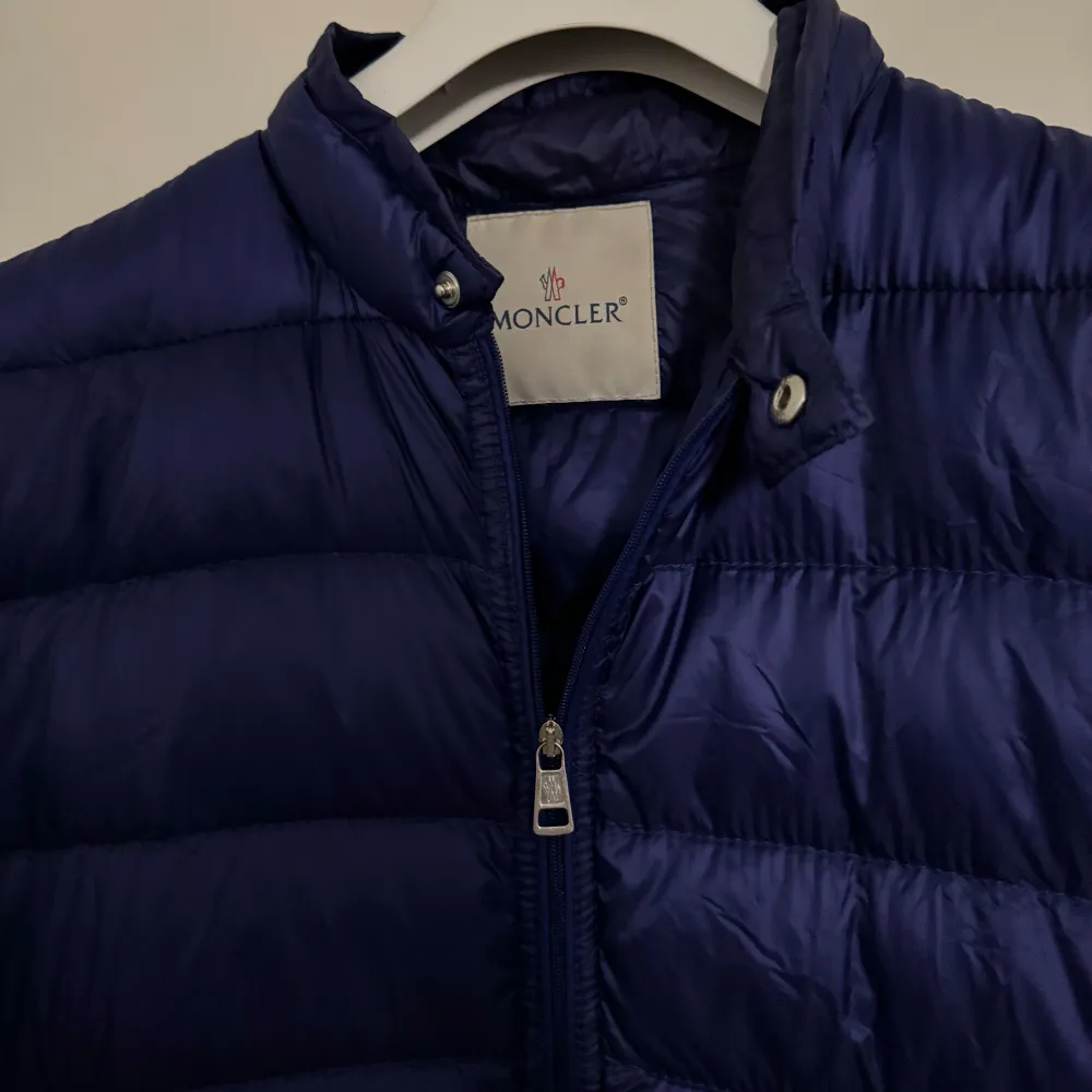 Moncler Acorus i storlek 1. Väldigt fint skick.. Jackor.