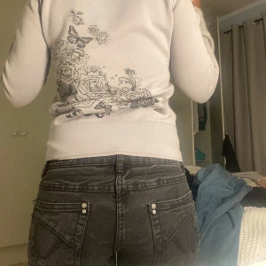 Y2k, vintage hoodie  - Zip-up hoodie som ger y2k vibe, den är jätte snygg men jag har tyvärr inte på mig den så ofta som jag vill, vilket är tråkigt. Nu är det dags att ge den en ny garderob 