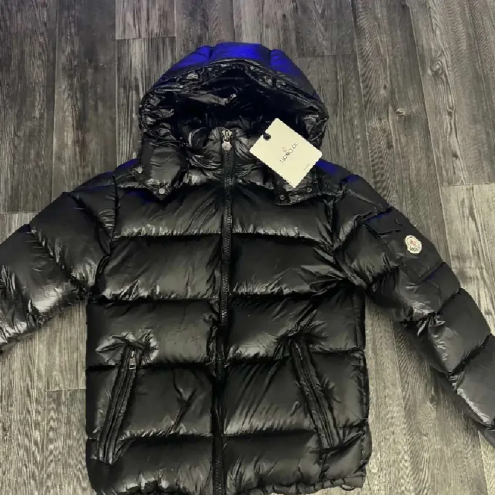 Hej! moncler-jacka med nfcscan till salu, kvitto finns Anledningen till försörjningen är jag ska flytta utomlands och det är för varmt för en jacka Köpt från Moncler.com för ungefär 2 veckor sedan skicket är 8/10. Originaltagen och dustbag ingår.✌️. Jackor.