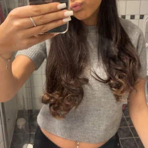 stickad tshirt  - Säljer min super fina o söta tröja från Zara! Köptes i julas. Säljer pga att den knappt kommet till användning trots att den är super söt