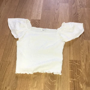 Vit tröja med volangarmar  - Vit tröja med volanger 