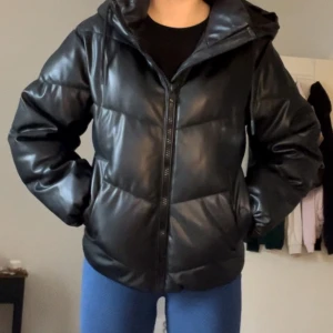 Vinterjacka  - En svart vinterjacka från Pull&bear! Knappfickor och finns även band så man kan justera jackan längst ner. Använd sparsamt så den är i ett väldigt bra skick❣️❣️