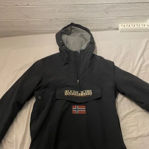 Napapijri skid jacka - Denna jacka är väldigt skön o varm, Finns inte så mycket o säga den har inga hål eller skavanker. Den är i storlek M