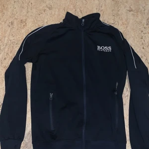 Hugo boss tröja - Hugo boss tröja  Storlek S  Knappt använd dragkedjan är sönder därför är priset billigt 