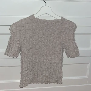 Blus/Tröja  - Jätte fin blus t-shirt från Lindex. Annvänder inte längre. Skriv för fler bilder 