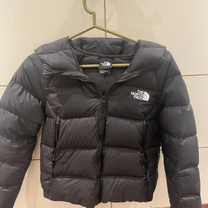 North face jacka  - Säljer min north face jacka som är helt ny köpte den för en vecka sen. Säljer den eftersom jag ska få en ny jacka och har redan många.