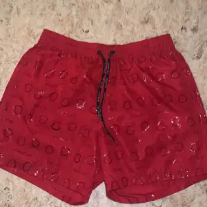 Nya badshorts i märke av moncler  Storlek XXL men passar alla  