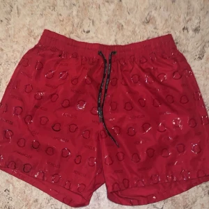 Moncler badshorts - Nya badshorts i märke av moncler  Storlek XXL men passar alla  
