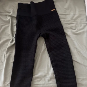 Träningstights - Säljes för dem var för små för mig!  🍂 Hund finns i hemmet! 🍂 Rökare! 🍂 Tvättat/vädrat innan försäljning! 🍂 Priset är förhandlingsbart!