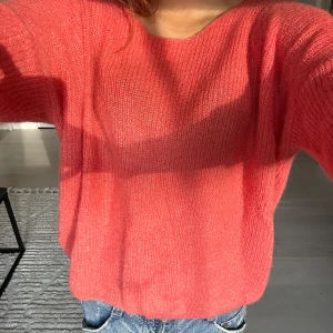 Stickad tröja  - Så fin stickad tröja i coral färg!! ❤️ Inga tecken på använd