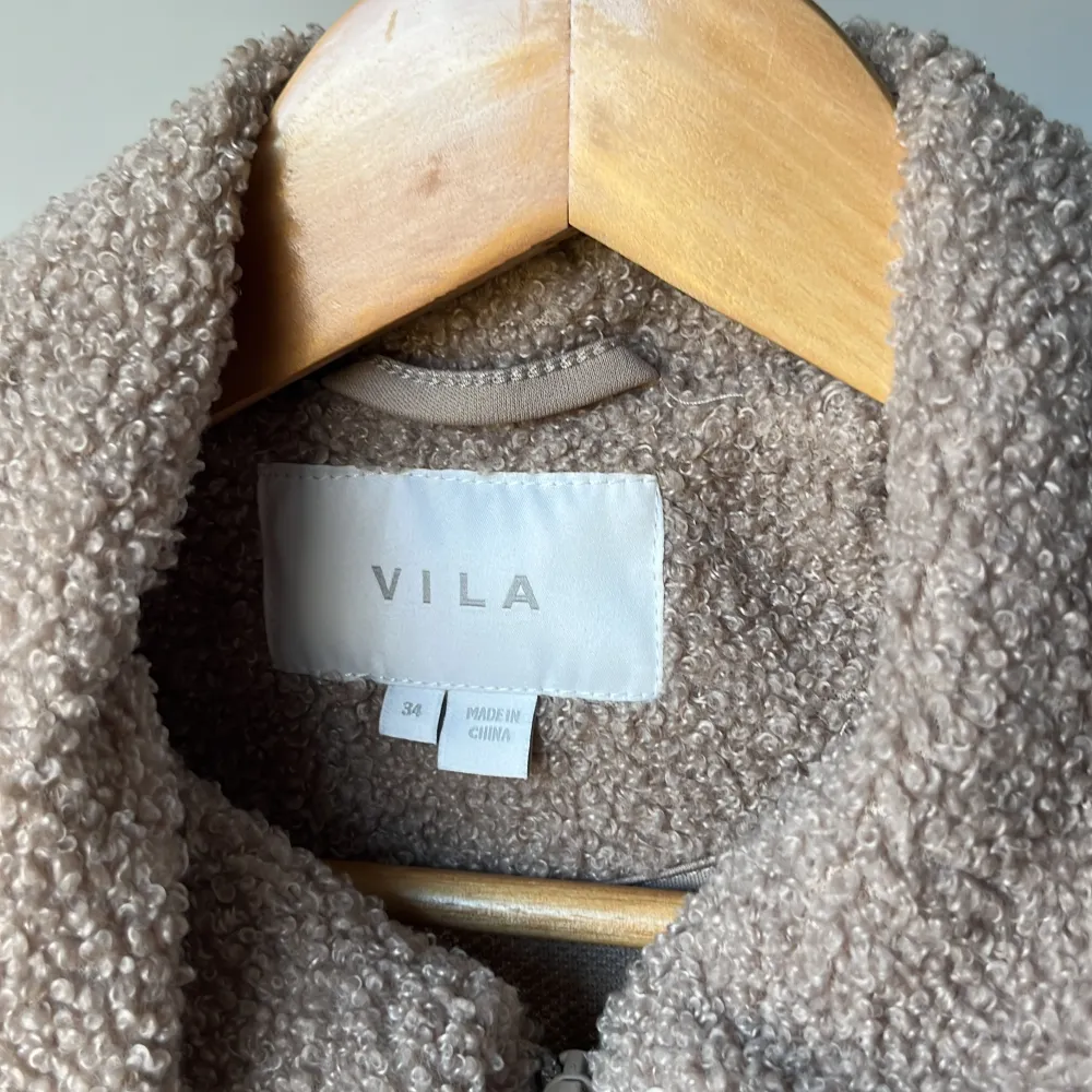 Teddyfleece från Vila i storlek 34. Är inte fodrad, lite tunnare i materialet. Endast använd fåtal gånger! . Tröjor & Koftor.