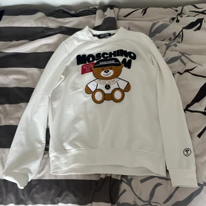 Moschino tröja - Jag säljer denna tröja för att jag inte har något behov av den, den är storlek Medium för herrar