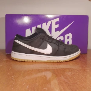 Nike sb dunk black gum - Skick 8,5/10  Finns tecken på användning. Og box  