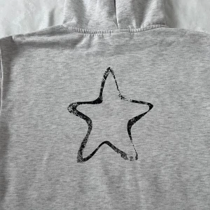 Gina Young hoodie  - Superfin Gina Young hoodie. Helt ny och använd knappt 3 gg💖 superfin och populär Hoodie som inte finns kvar på Gina Youngs hemsida 