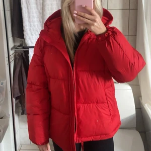 Vinter jacka - Säljer min vinter jacka för att jag köpt en ny. Jackan är i bra skicka och har ej andvänt så mycket!💕🤩