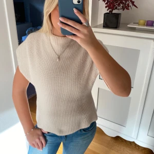 Stickad topp - Så fin stickad topp från & other stories 😊 storlek S