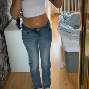 Jeans  - Lågmidjade flare jeans från HM med uppsprättade sömmar längst ner