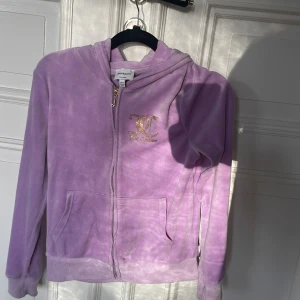 Juicy Couture luvtröja - Lila Juicy Couture tröja,väldigt fin. Den är i bara storlek 10/11årigar 152. Den har även väldigt fina guld detaljer på fram och baksidan.💕 priset kan diskuteras💕