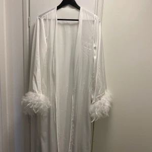 Vit morgonrock - Vit morgonrock. Stl S Oanvönd
