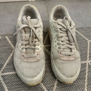 Nike air Max 90 Futura  - Nike air Max 90 Futura. Använda , men inte slitna.  Strl 40,5