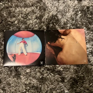 Harry Styles cd-skivor  - 2 Harry styles cd-skivor 💿  Albumen Harry styles och Fine Line Säljer endast tillsammans 