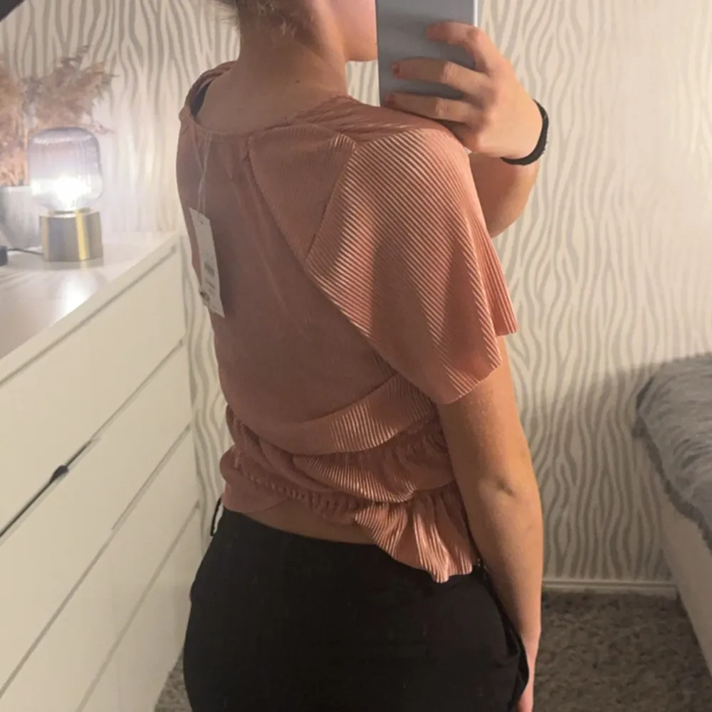 Helt ny blus från pull & bear som jag tror inte säljs längre❤️Mycket fin och endast testad . Blusar.