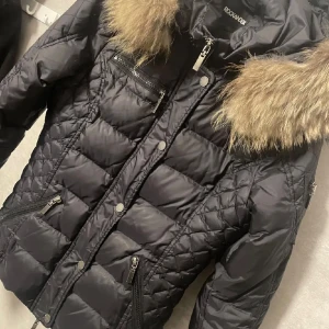 Rock and blue  - Säljer min fina jacka som inte kommer till användning. Jackan är i storlek 34. 