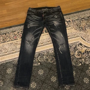 Dsquared jeans  - Dsquared jeans i storllek 28/30 i bra skick inga skador 